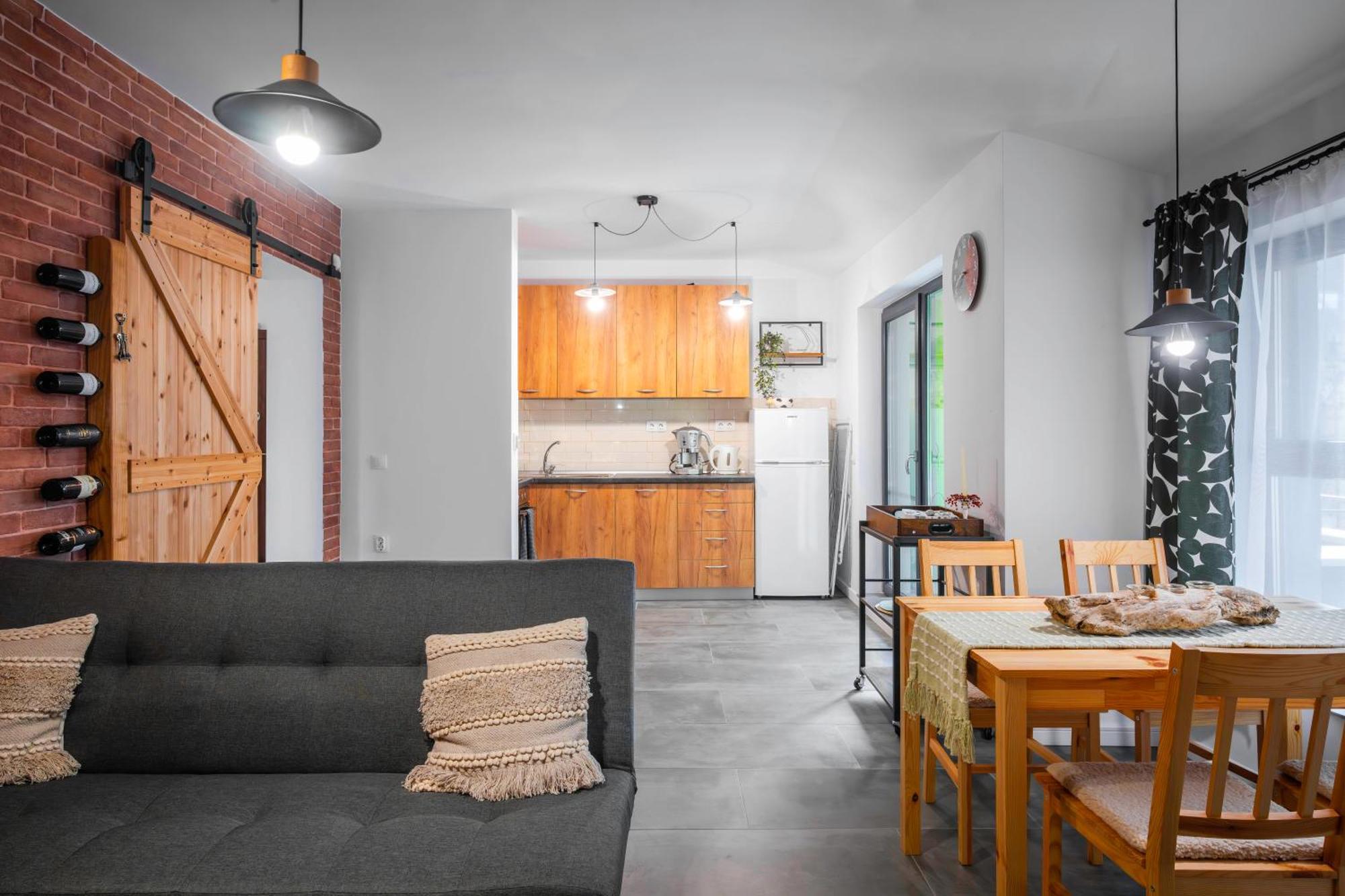 Brick Haven: Contemporary Urban Living Redefined Apartamento